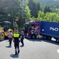 Restablerta la circulació a la carretera dels Cortals tallada per un camió entravessat