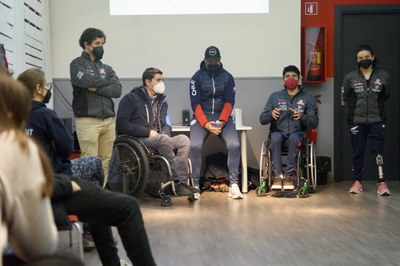 Trobada al PIJ amb l'equip xilè d'esquí paralímpic. 3 de febrer de 2022.