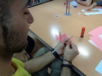 Una desena d'infants participen en el taller de papiroflèxia 