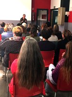 Una trentena de persones assisteixen a la xerrada sobre ‘coaching i PNL’ al Punt d’Informació Juvenil d’Encamp