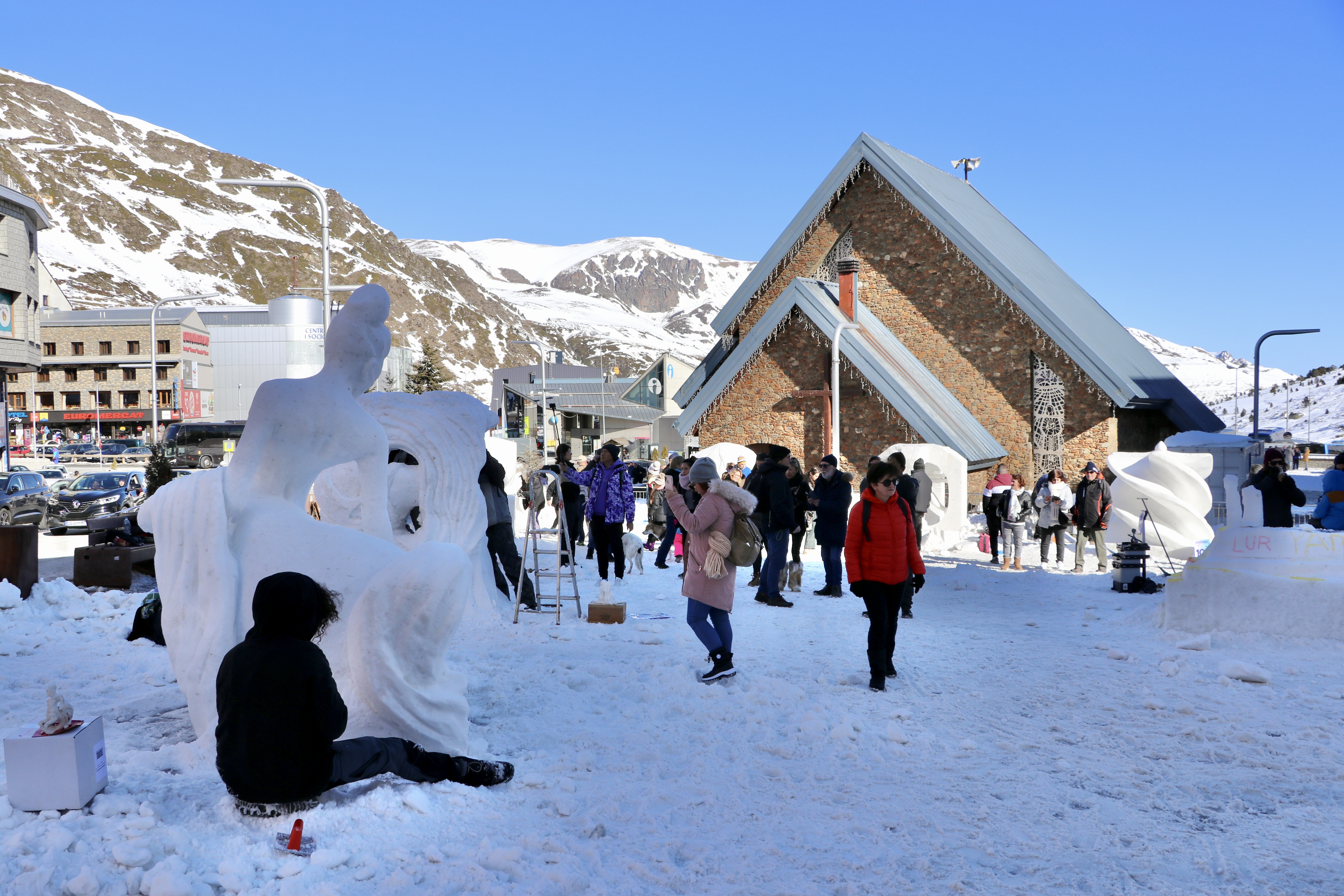 Concurs internacional d'escultures monumentals sobre neu