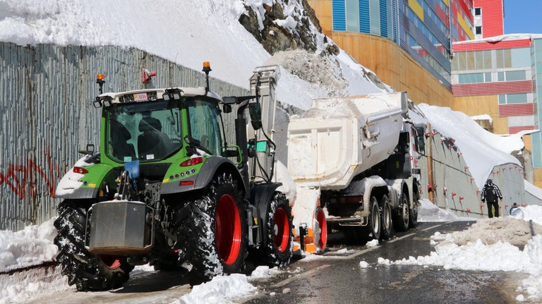 Treta de neu al Pas de la Casa