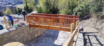 Construcció de la passarel·la d'accés al camí del Torrent Estret.