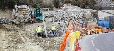 Treballs de construcció de la nova voravia i l'accés al camí del Torrent Estret.