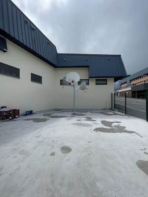 Col·locació cistella de bàsquet.