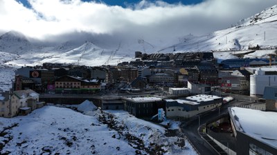 Vista aèrea del parc del Ieti del Pas de la Casa durant la construcció .