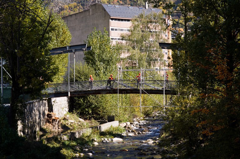 Treballs de rehabilitació al pont de la Mola