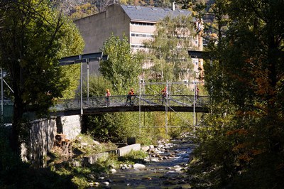 Treballs de rehabilitació al pont de la Mola.